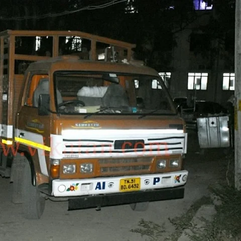 சாக்குப்பைகளில் அடைத்து நூதனமுறையில் தாதுமணல் திருட்டு! - லாரியை மடக்கிப் பிடித்த நாங்குநேரி போலீஸார்