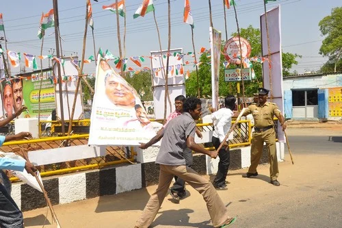 திருச்சியில் காங்கிரசார்- மாணவர்கள் மோதல், பதற்றம் (படங்கள்)