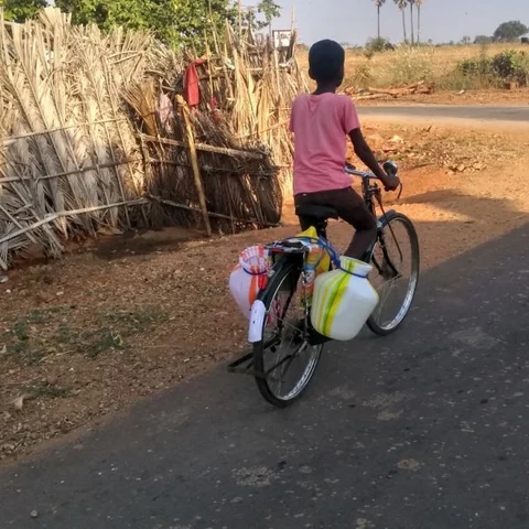 `குடிநீருக்கு அலையுறோம்... ஓட்டுக் கேட்டு ஊருக்கு வரட்டும்!’ - கடுகடுக்கும் மாணிக்கபுரம் மக்கள்!