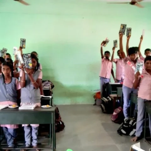 பொதுத்தேர்வு எழுதும் அரசுப் பள்ளி மாணவர்களுக்கு முன்னாள் மாணவர்கள் கொடுத்த சர்ப்ரைஸ்!