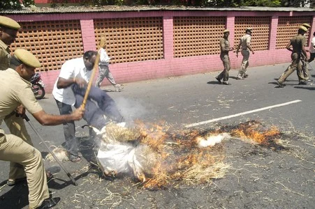 மன்மோகன், ராஜபக்சே கொடும்பாவி எரி்த்து போராட்டம் (படங்கள்)