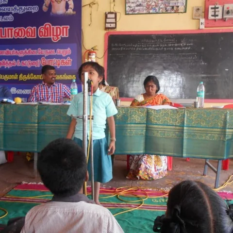 அரசுப் பள்ளி மாணவர்களை ஓரங்கட்டிய தனியார் பள்ளி நடுவர்கள்! - திருப்பாவை விழாவில் சர்சை #Sivaganga
