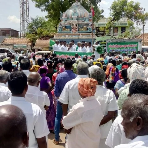 பயிர் காப்பீட்டுத் தொகை வழங்கக்கோரி திருவாடானையில் விவசாயிகள் ஆர்ப்பாட்டம்!