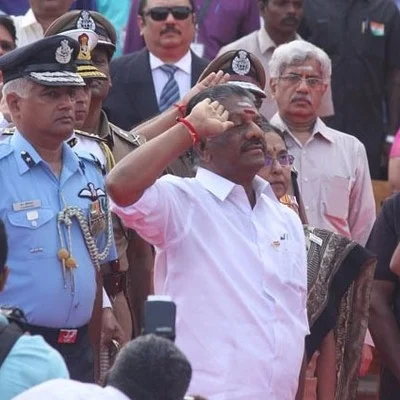 'பன்னீர்செல்வத்திடம் ஏன் பேசினார் அமித் ஷா?!' - குடியரசு ‘முதல் மரியாதை’ கொதிப்பில் கார்டன்