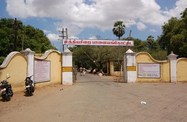 சிறையில் கைதிகளிடம் செல்போன்... அறையில் போலீஸ் அதிரடி சோதனை!