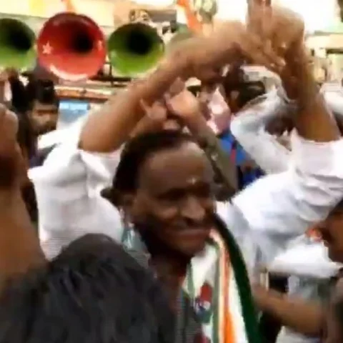 தேர்தல் பிரசாரத்தில் `நாகினி டான்ஸ்' ஆடிய அமைச்சர்! - தொண்டர்கள் உற்சாகம்