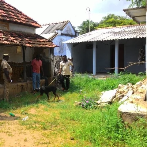 சாத்தான்குளம் அருகே வீட்டின் ஓட்டைப் பிரித்து 111 பவுன் நகைகள், ரூ.2.5 லட்சம் கொள்ளை!