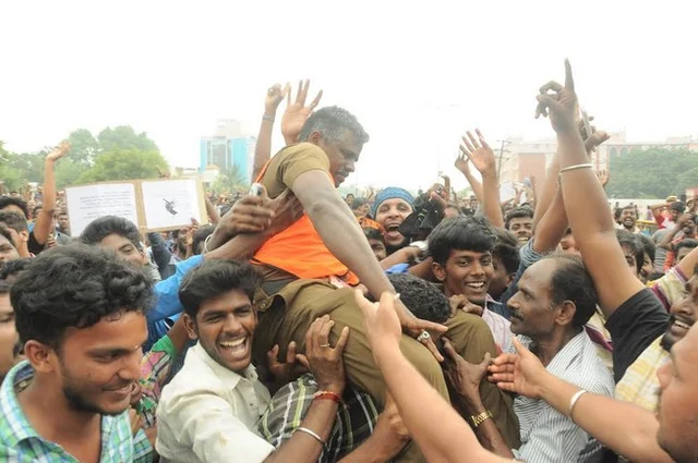 திமிறும் தமிழகம்: அவசரச் சட்டம் பிறப்பித்தார் ஆளுநர்! அலங்காநல்லூரில் நாளை ஜல்லிக்கட்டு #LiveUpdate