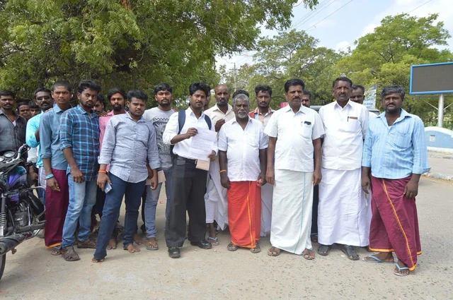 `மணல் கொள்ளையர்கள் மிரட்டுகிறார்கள்!' - கலெக்டரிடம் கிராம மக்கள் புகார்