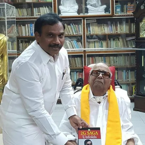கருணாநிதியிடம் 2ஜி புத்தகத்தைக் கொடுத்து ஆசி பெற்ற ஆ.ராசா..!