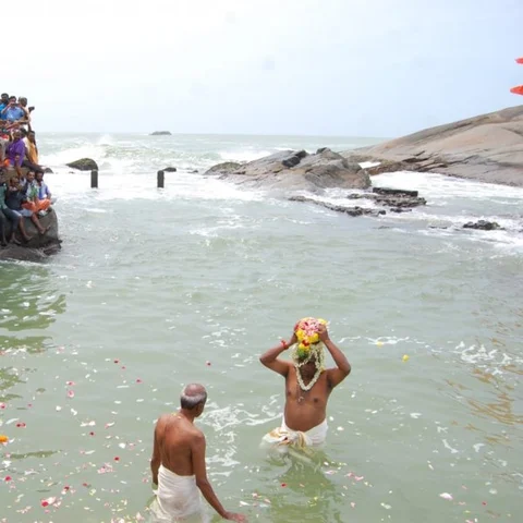 முக்கடல் சங்கமத்தில் வாஜ்பாய் அஸ்தி கரைப்பு