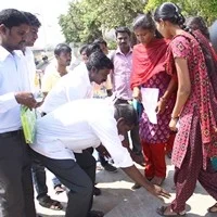 ஓட்டுக்கு பணம் வாங்காதீர்: மக்களின் காலில் விழுந்து வேண்டுகோள்! (படங்கள்)
