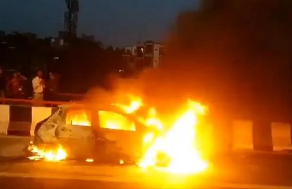 ஒரு குழந்தையை மீட்டார்; கண்முன்னே மனைவி, பிள்ளைகள் கருகினர்! - சாலையில் நின்று கதறிய தந்தை