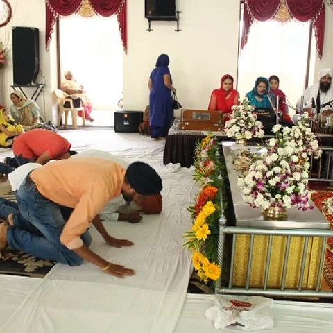 பசித்தவர்களுக்கு உணவிடுவதே அங்கே வழிபாடு! - சீக்கியர் கோயிலான குருத்வாராவில் ஒருநாள்