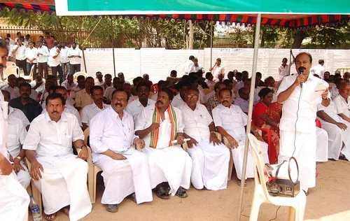 கிடக்கிறது கிடக்கட்டும் கிழவியை தூக்கி மனையில் வை - காங்கிரஸ் காமெடி உண்ணாவிரதம்