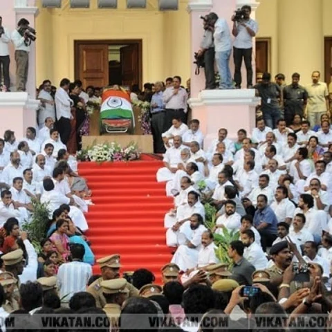 அழுதார்கள்... தியானித்தார்கள்... தகர்த்தார்கள்...! ஜெயலலிதா இறந்த ஓராண்டில் நிகழ்ந்தவை #RememberingJayalalithaa