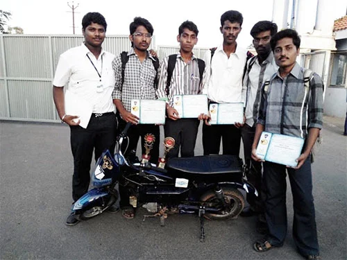 மாற்றுத் திறனாளிகளுக்காக மாத்தியோசித்த கல்லூரி மாணவர்கள்!