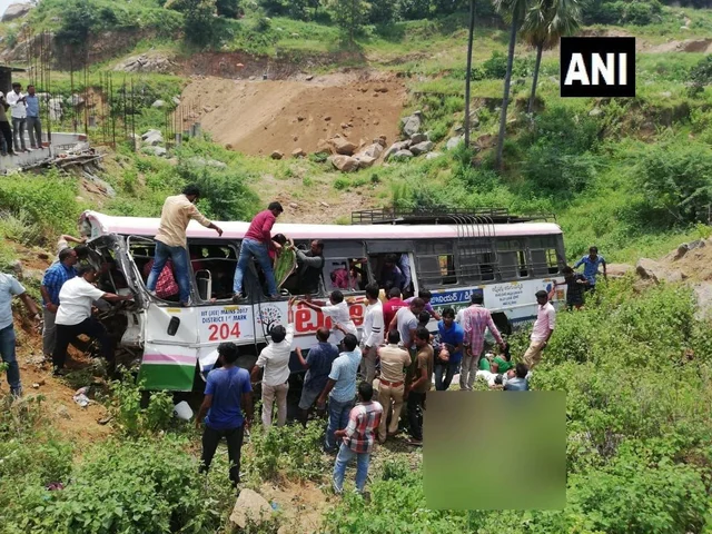 தெலங்கானா பேருந்து கவிழ்ந்து விபத்து - பலி எண்ணிக்கை 57ஆக அதிகரிப்பு