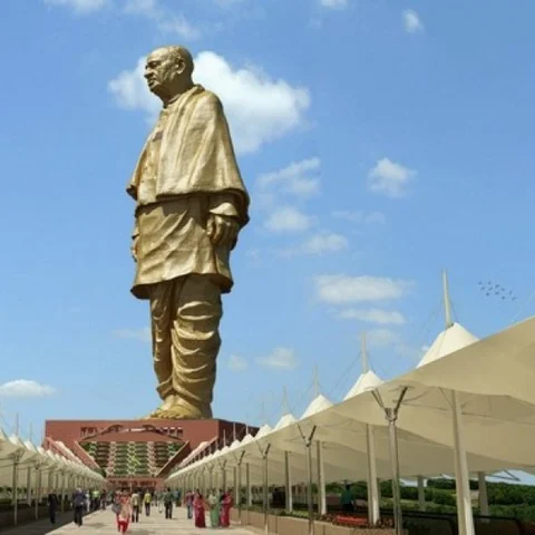 கோடிக்கணக்கில் செலவு செய்து சிலைகள் நிறுவப்படுவது இப்போதைக்குத் தேவையா?
