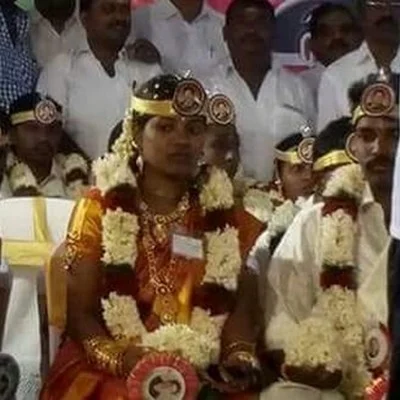 மணமக்கள் நெற்றியிலும் 'அம்மா ஸ்டிக்கர்'... அதிமுகவினர் நடத்திய அடடே திருமணம்!
