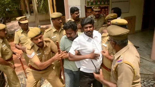 மாணவர்கள் மீது காங்கிரசார் மீண்டும் சரமாரி தாக்குதல் (படங்கள்)
