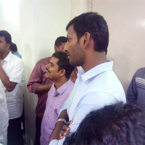 விஷாலின் வேட்புமனு பரிசீலனை நிறுத்திவைப்பு..!