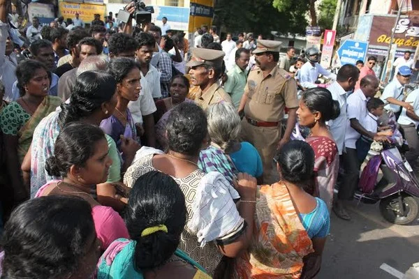 மின்சார வாரியத்தின் அலட்சியத்தால் தாயை இழந்த குழந்தைகள்!