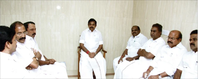 அரசியல் 'கணக்குகள்' - 5 நிமிட வாசிப்பில் ஜூ.வி.யின் 7 தெறிப்புகள்!