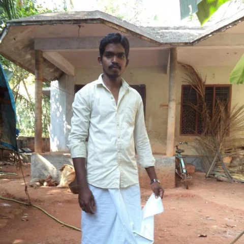 போதையில் தாறுமாறாக கார் ஓட்டி வந்த கேரள இளைஞர்கள்! - பரிதாபமாக உயிரிழந்த கூலித் தொழிலாளிகள்