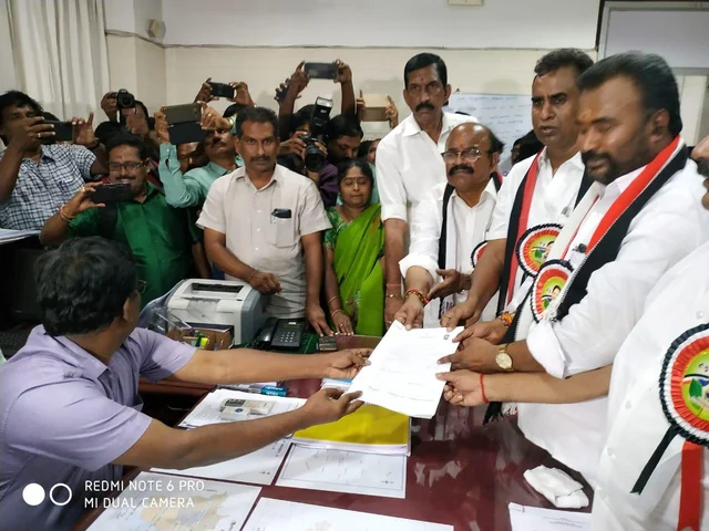 `வேறு யாரும் செய்யாத வளர்ச்சிப் பணிகளைச் செய்துள்ளேன்!’ - வேட்புமனுத்தாக்கல் செய்த பொள்ளாச்சி எம்.பி