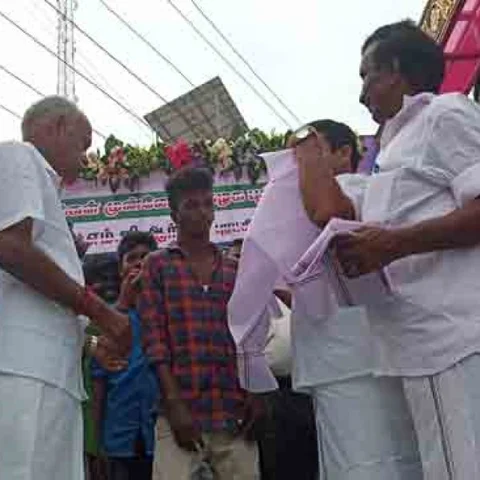 ‘டீ கேட்டவரை கட்சியில் சேர்த்த அ.ம.மு.க நிர்வாகிகள்!’ - இது கரூர் கலாட்டா!