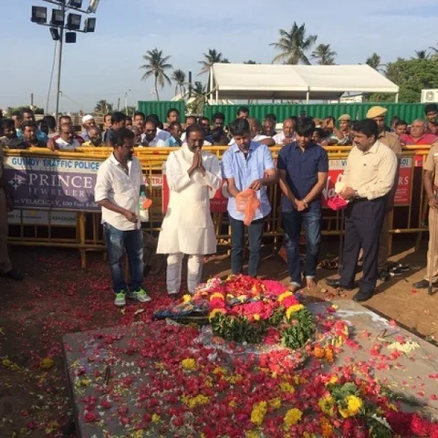 கருணாநிதி எழுதிவைத்துச் சென்றுள்ள 3 உயில்கள் இதுதான்!- மெரினாவில் அஞ்சலி செலுத்திய வைரமுத்து புகழாரம்