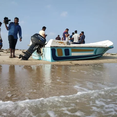 ராமேஸ்வரத்தில் கரை ஒதுங்கிய இலங்கைப் படகு! - கடத்தல்காரர்கள் ஊடுருவலா?