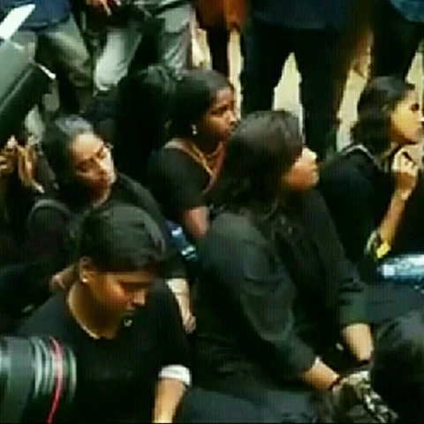 `சன்னிதானத்திற்குச் சென்றே தீருவோம்' - பம்பையில் தடுத்து நிறுத்தப்பட்ட தமிழக பெண்கள் சபதம்!