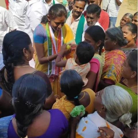 "10 வருஷமா எங்க போனீங்க; தம்பிதுரையிடம் கேள்வி கேளுங்கள்!" - ஜோதிமணி பேச்சுக்கு கைத்தட்டிய குழந்தை