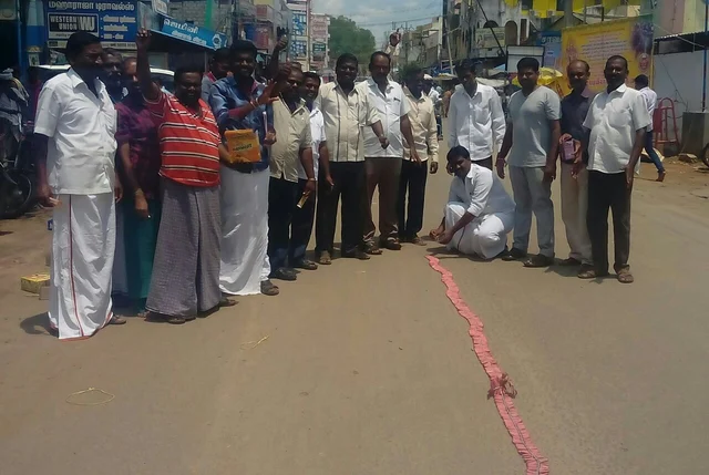 பட்டாசு வெடித்து வெற்றியைக் கொண்டாடினார் தமிழிசை!