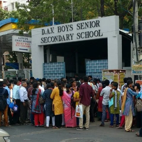 'நீட்' தேர்வு மையப் பரிசோதனைகள் யார் மீது பிழை...? #VikatanSurvey