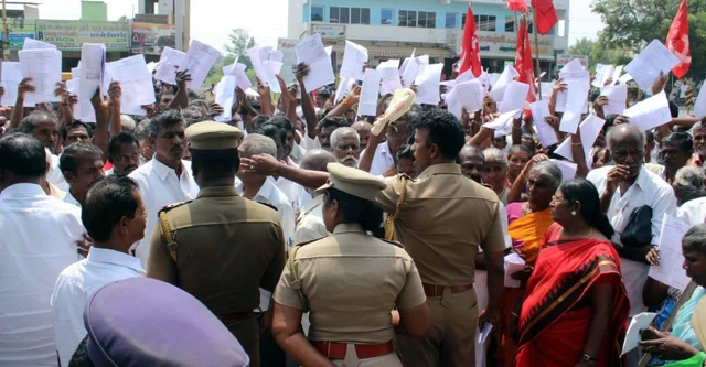 `ஆங்கிலேயர் சட்டத்தைக் கொண்டு பழங்குடியினரை மிரட்டும் வனத்துறை’ - சரியெனச் சொல்லும் ஓ.பி.எஸ்..!