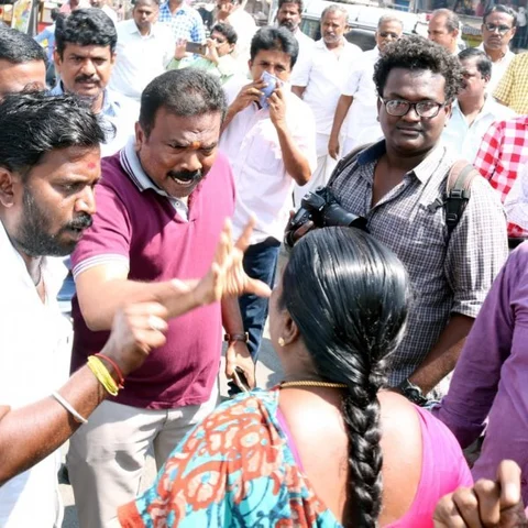 `அவ்வளவு சம்பளம் போதாதா?’ - ஆசிரியர்களை மிரட்டிய ஓ.பி.எஸ் ஆதரவாளர்கள்!