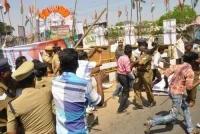 காங்கிரசாரை கைது செய்யக் கோரி மாணவர்கள் போராட்டம் ( படங்கள் )