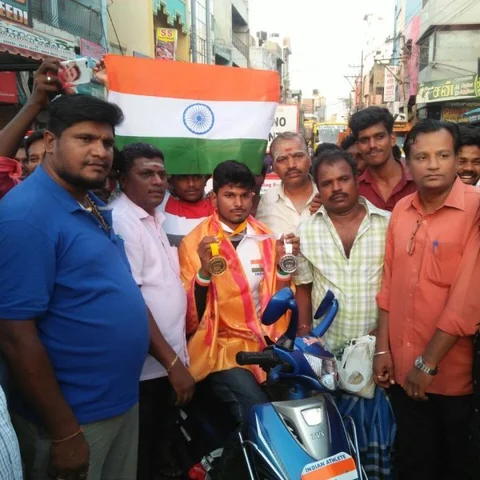 கண்முன் தங்கை மரணம்... முடக்கிய முதுகுத்தண்டு... மீண்டு சாதித்த `தடகளம்’ வெங்கடாசலம்