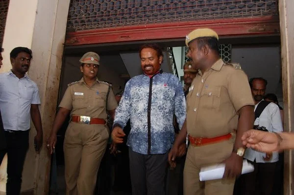 மதுரை குப்பைத் தொட்டியில் வெடிகுண்டுகள்: வரிச்சூர் செல்வம் சரண்!