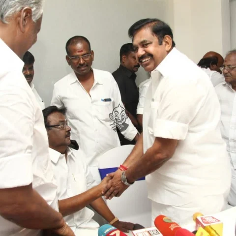 ` 4 தொகுதிகளைவிட 18 தான் முக்கியம்!’ - என்ன நடந்தது அ.தி.மு.க - தே.மு.தி.க பேச்சுவார்த்தையில்?