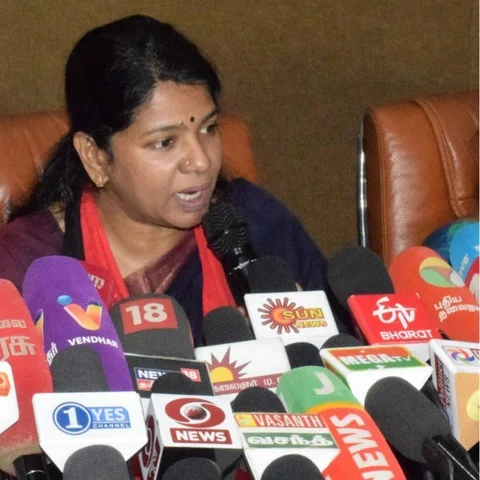`நான் இறக்குமதிசெய்யப்பட்ட வேட்பாளர் என்றால், தமிழிசை யார்?' - கனிமொழி காட்டமான கேள்வி