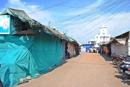 கடல் அழகை மறைத்த கடைகளின் மேற்கூறைகள் அகற்றம்