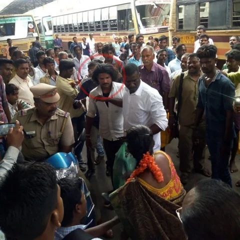 பள்ளி மாணவிக்கு பாலியல் சீண்டல்! - போதை வாலிபருக்கு தர்ம அடி கொடுத்த பொதுமக்கள்