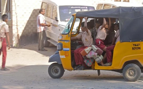 பஸ் படிக்கட்டில் பயணம்; விபத்துக்களைக் குறைக்க பள்ளிக்கல்வித் துறை அதிரடி திட்டம்!