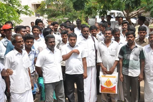 நிபந்தனை ஜாமீனுக்காக தோப்புக்குள் பா.ம.க.வினர் தஞ்சம்