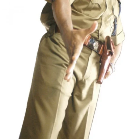 `உங்கள் ஹோட்டலில் பாலியல் தொழில் நடக்கிறது' - போலீஸ் என மிரட்டி மாமூல்