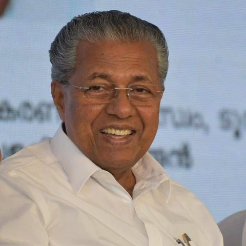 `அந்தப்பக்கம் தள்ளி நில்லுங்கள்'- செய்தியாளர் கேட்ட ஒரு கேள்வியால் டென்ஷனான பினராயி விஜயன்